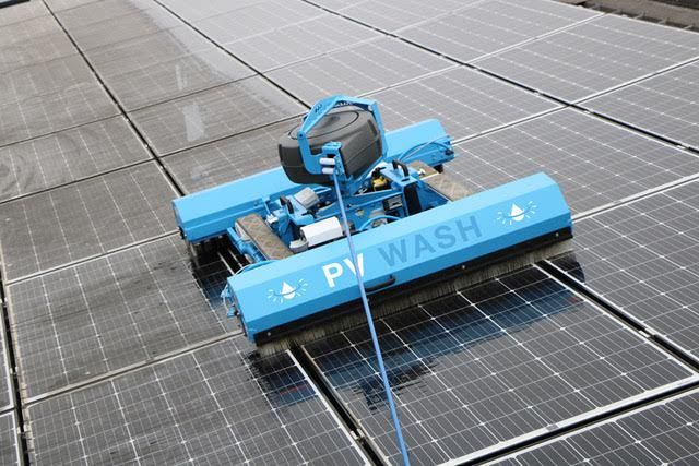 Découvrez Wash-e, le robot nettoyeur de PV Wash, en action